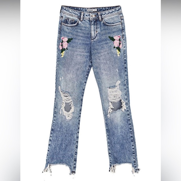 Zara floral embroidered distressed raw hem cropped ankle flares. Size 4 - Picture 3 of 9